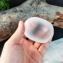 將圖片載入圖庫檢視器 Selenite摩洛哥透石膏能量疗愈石把玩件天然石膏鹅卵石精品 仪式工具
