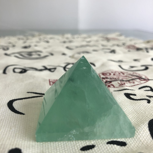 天然萤石水晶金字塔 绿萤石摆件水晶工艺品礼品 能量摆件