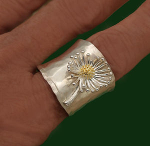 欧美时尚戒指~新款欧美时尚个性夸张宽版女款分色雏菊花朵戒指