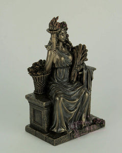 能量雕像系列~德米特收获女神坐在长凳上手持小麦和火炬雕像
