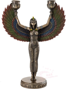 展开翅膀的埃及母性和魔法女神伊西斯
